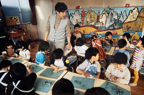 国立市のママの森幼稚園 美術講師となる。